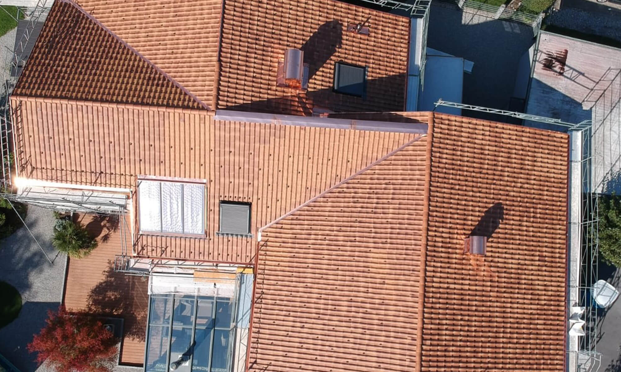 Peter Dach Vorarlberg, Götzis, Fassade, Spenglerei, Dachdecker, Dachfenster VELUX, Handelwerkershop, Rheintal